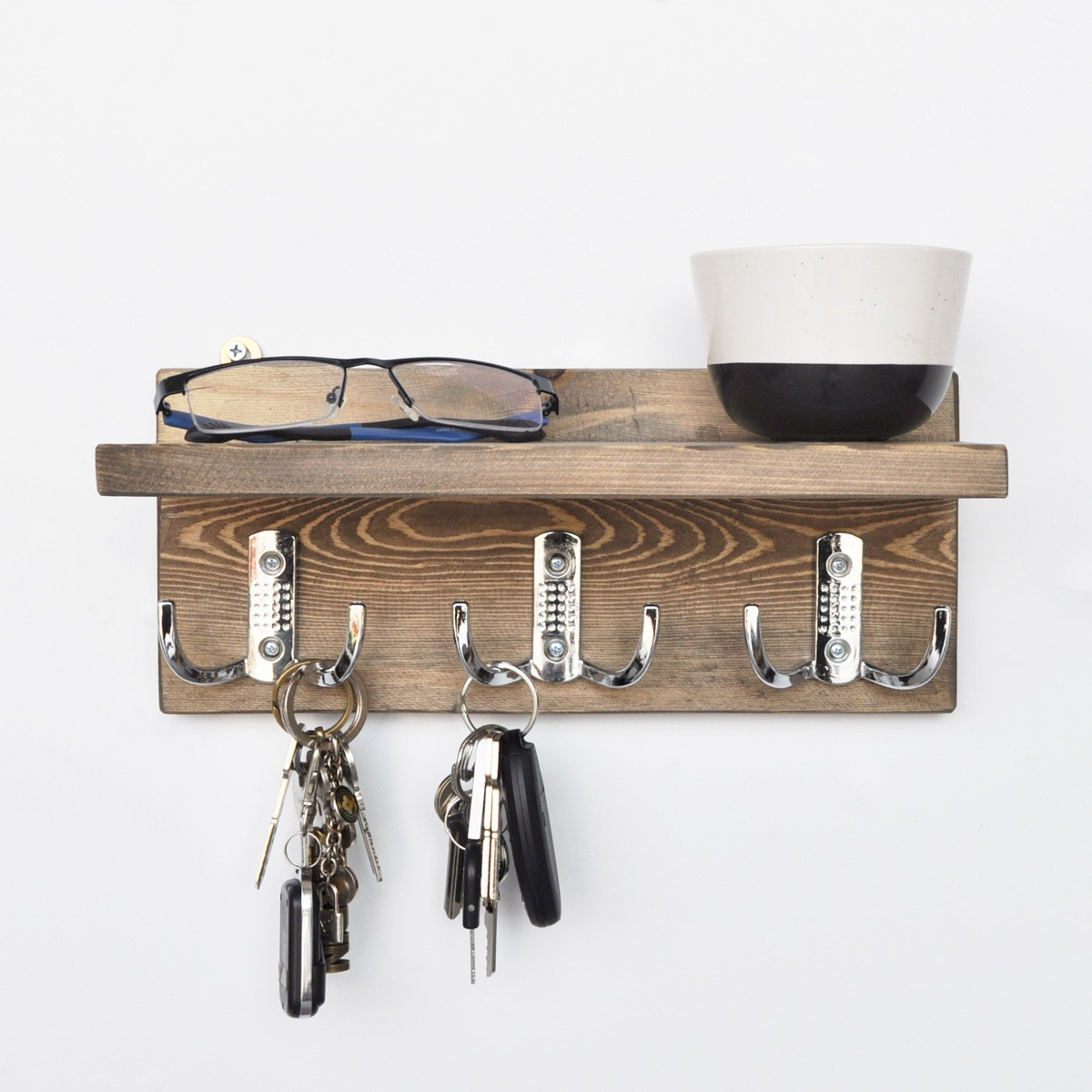 Norda Design håndlaget vegghylle med nøkkelholder, 30x13x11 cm, 100% grantre, rustikk valnøttfarge | ferdigmontert og veggmontert