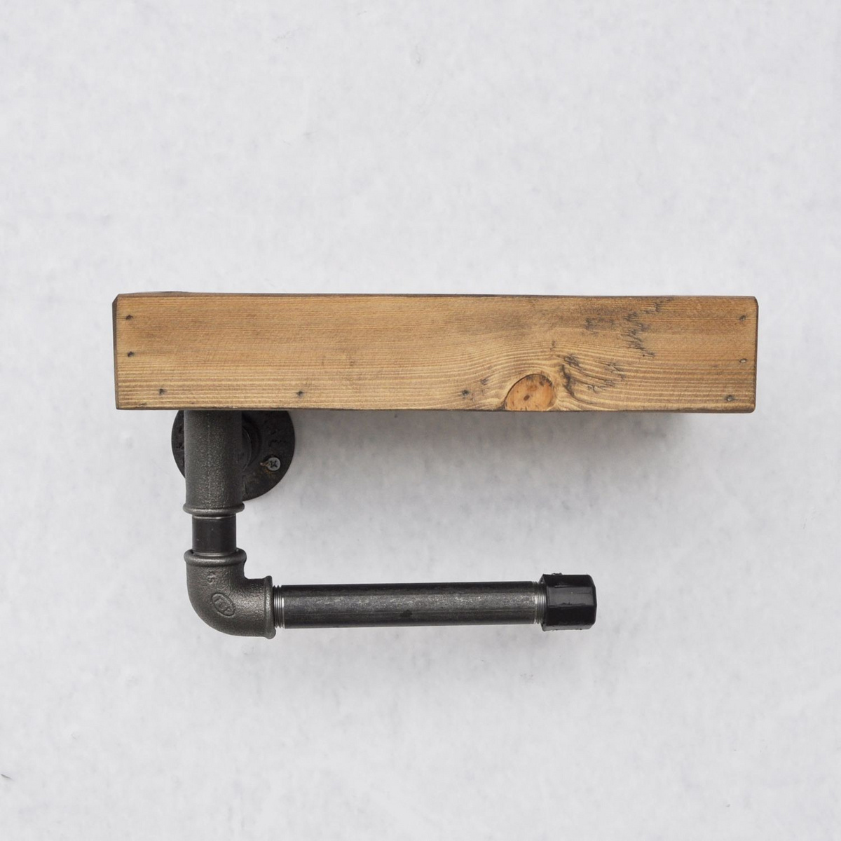 Norda Design håndlaget industriell rørhylle, 28x16x14 cm, valnøtt og svart, 100% grantre og metall, veggmontert