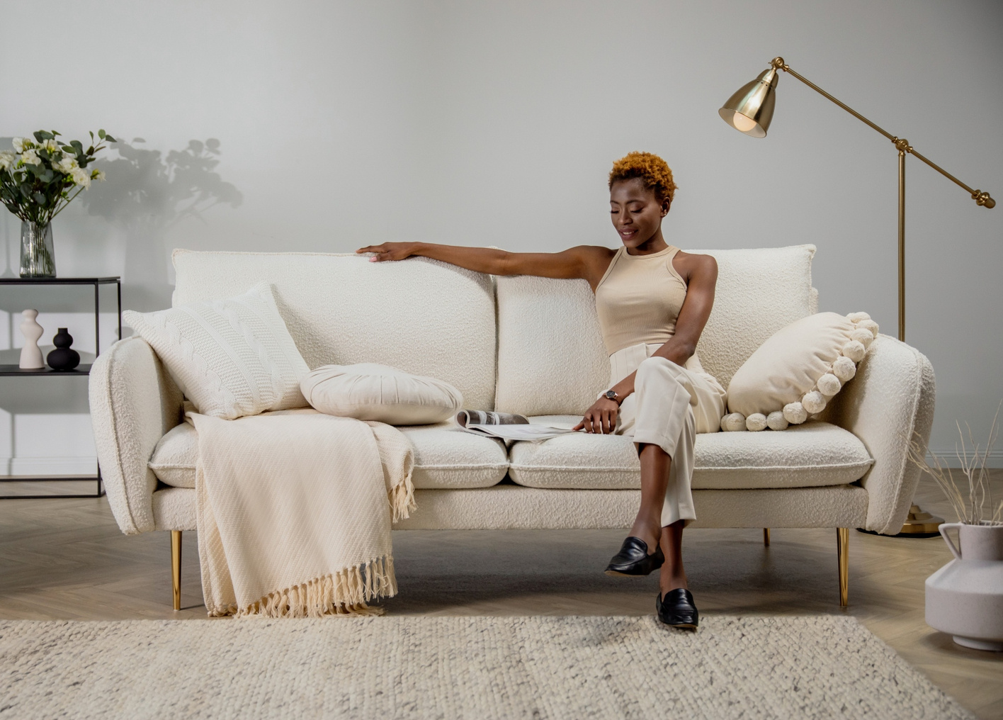 Cosmopolitan Design bouclé-sofa, "Vienna", 2-seter, 160 × 92 × 95 cm, Ascot, gullfargede metallben